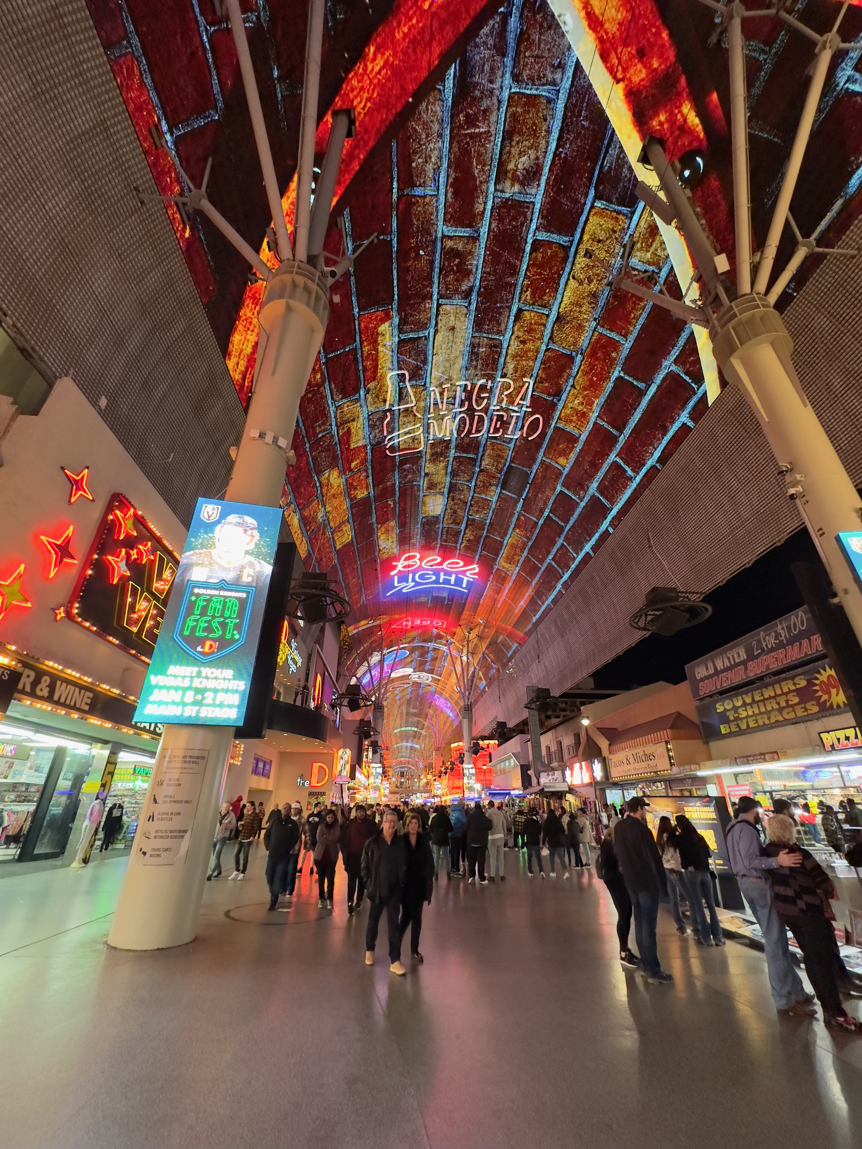 Fremont Street Experience em Las Vegas com cúpula LED iluminada